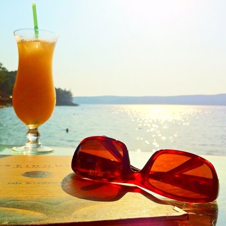 Waterfront cafe with shady umbrellas, reasonably priced cocktails and free wifi. Place an order, drop your gear, take a dip in the sea and return for your drink. No-pressure service makes this cafe a pleasure.