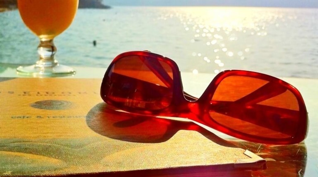 Waterfront cafe with shady umbrellas, reasonably priced cocktails and free wifi. Place an order, drop your gear, take a dip in the sea and return for your drink. No-pressure service makes this cafe a pleasure.