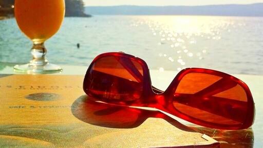 Waterfront cafe with shady umbrellas, reasonably priced cocktails and free wifi. Place an order, drop your gear, take a dip in the sea and return for your drink. No-pressure service makes this cafe a pleasure.