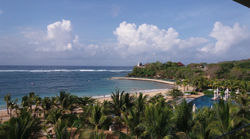 #LifeAtExpedia
Life is great by the sea. Toes in the sand. Waves rolling in. Feeling the breeze.
Let the beach set you free