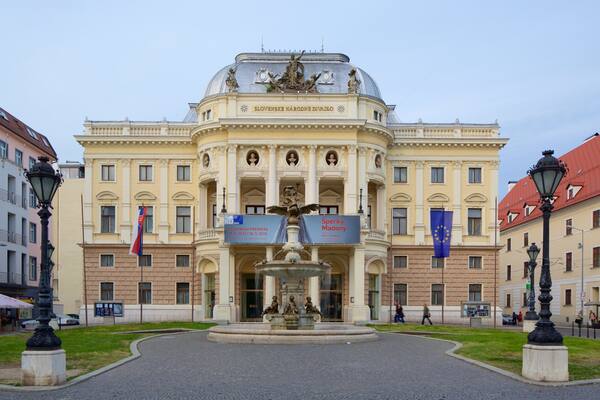 Antico Teatro Nazionale Slovacco che include piazza, architettura d\'epoca e teatro
