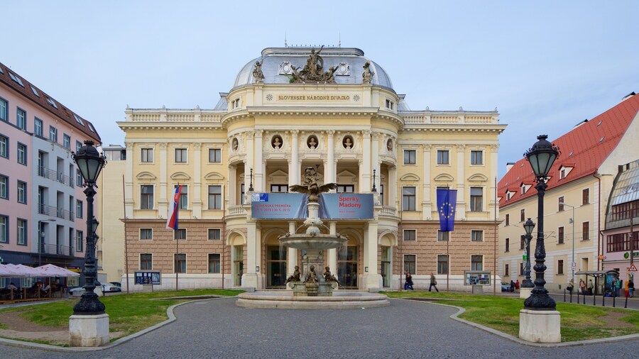 Antigo Teatro Nacional Eslovaco mostrando arquitetura de patrimônio, uma praça ou plaza e cenas de teatro