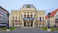 Slowakisches Nationaltheater welches beinhaltet historische Architektur, Platz oder Plaza und Theater