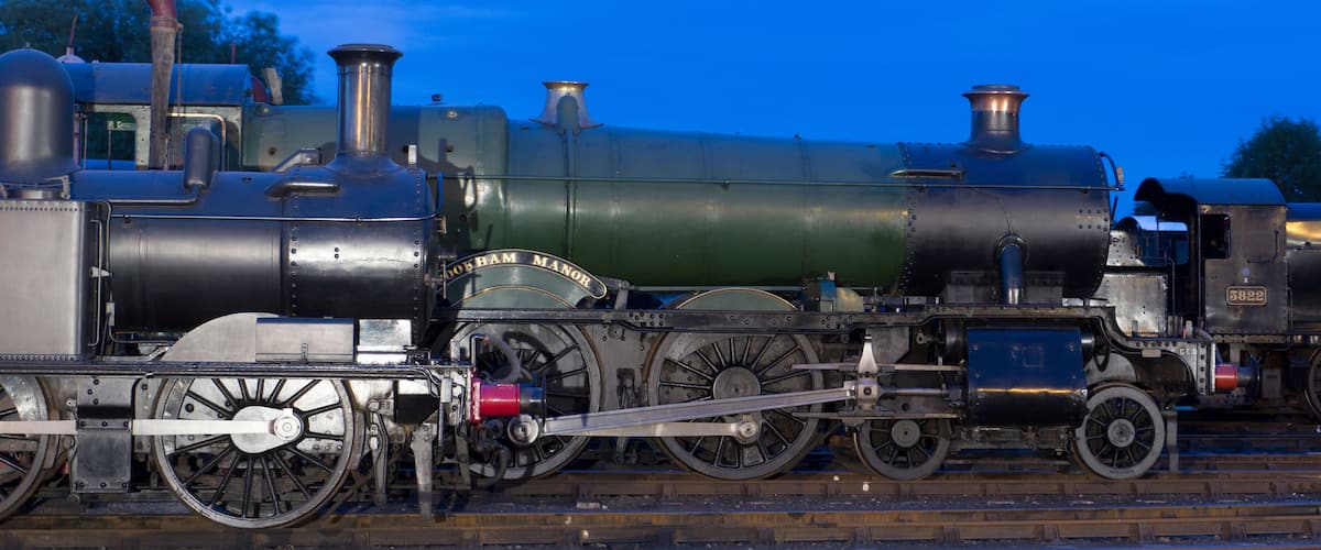A steam locomotive with the number 3822, part of the 00SHAM MANOR, on a railway track.