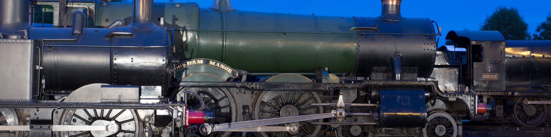A steam locomotive with the number 3822, part of the 00SHAM MANOR, on a railway track.