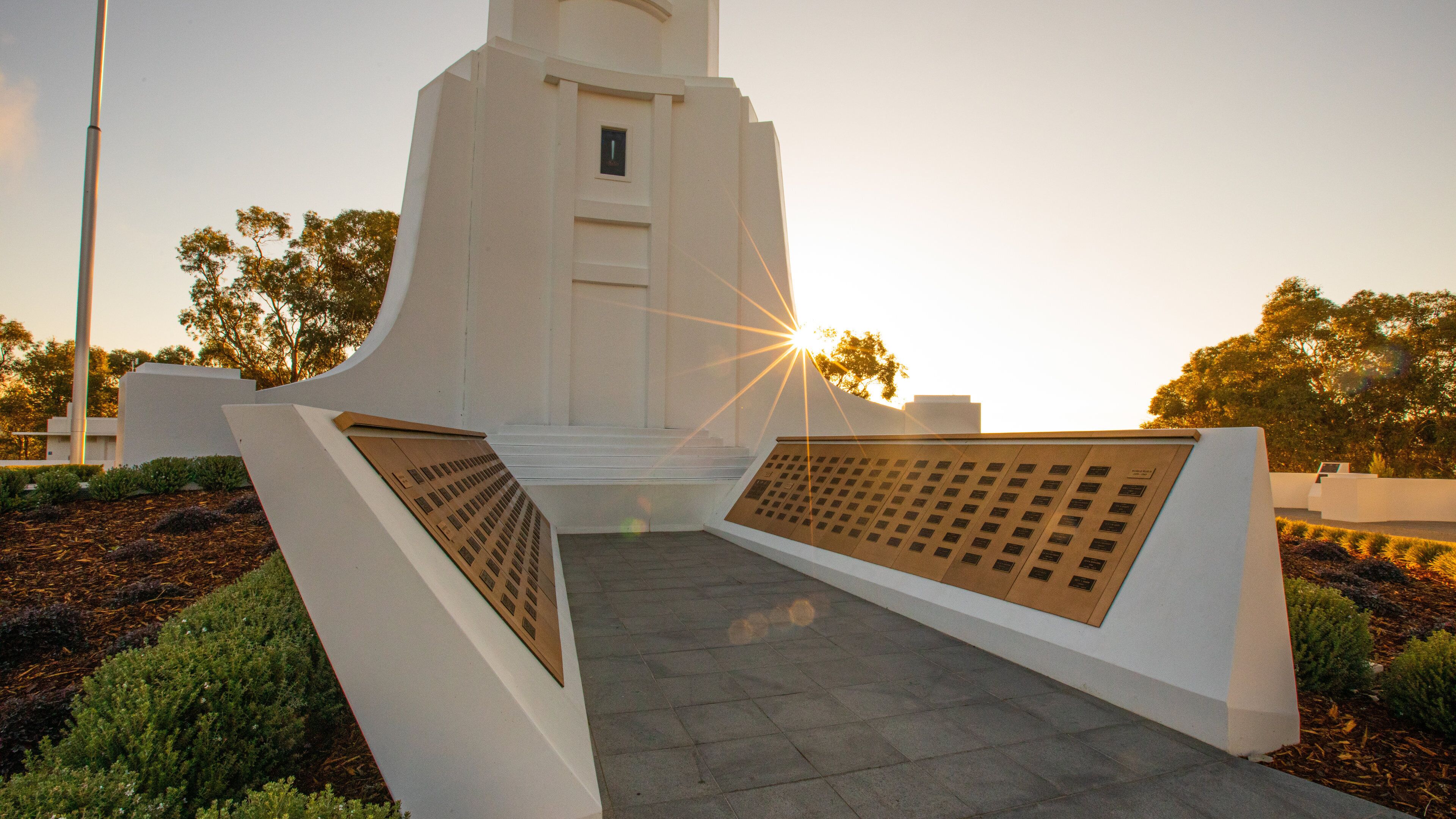 Monument Hill showing a sunset