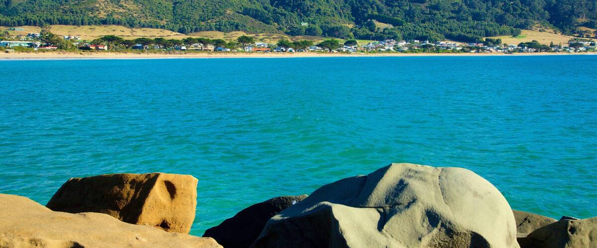 Apollo Bay Harbour mostrando vistas generales de la costa y montañas