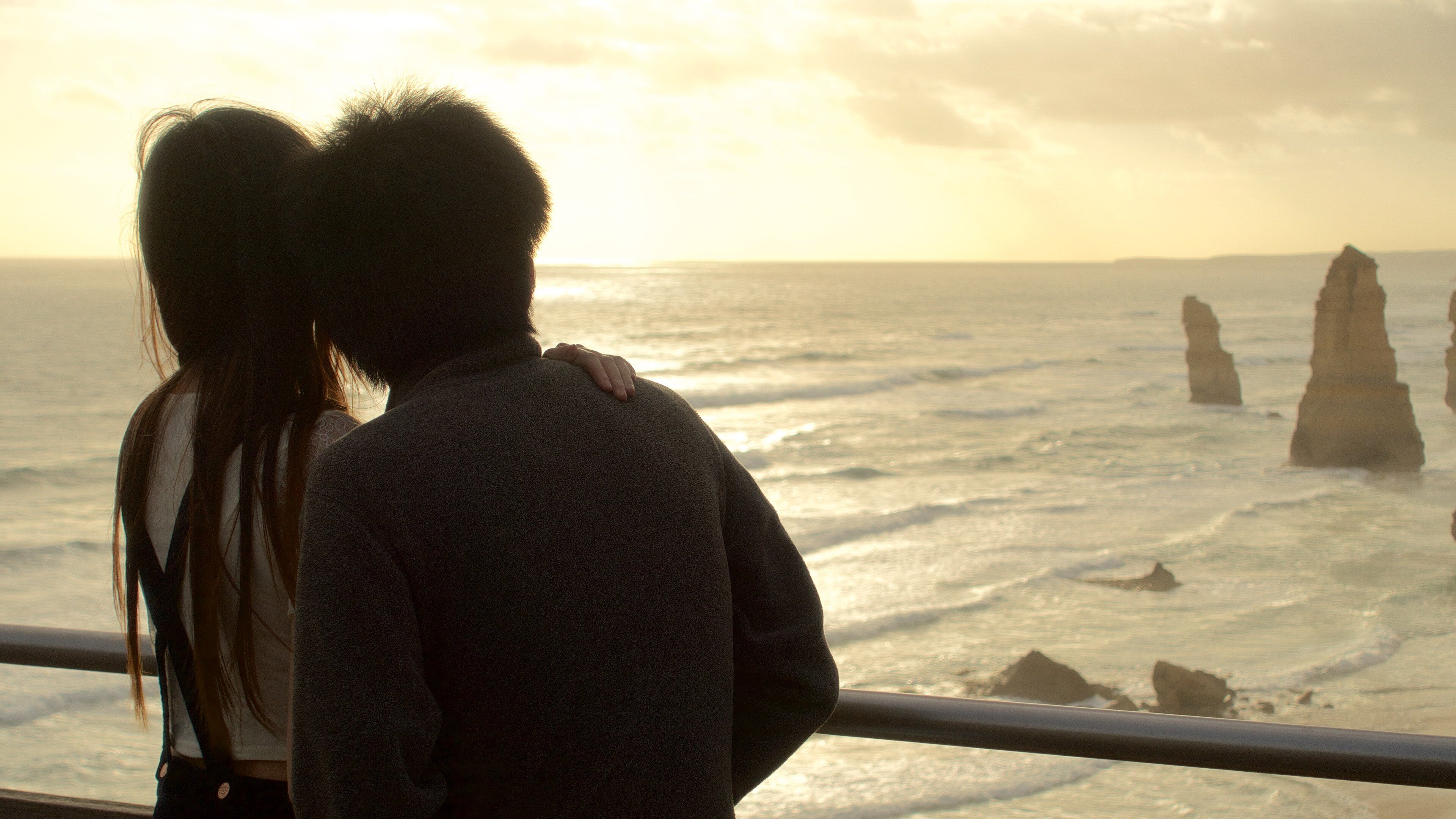 十二使徒 呈现出 夕陽 和 綜覽海岸風景 以及 一對夫婦