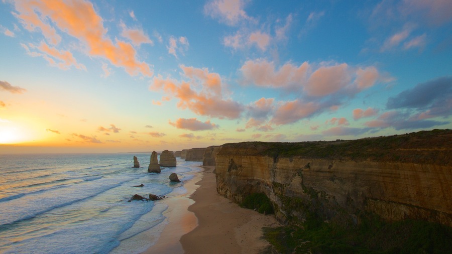 Twelve Apostles mit einem Landschaften, schroffe Küste und Sonnenuntergang