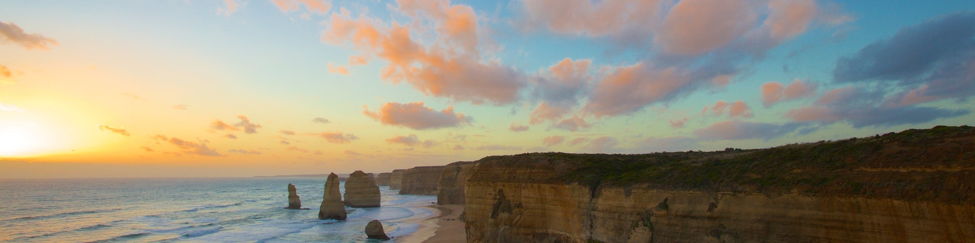 Twelve Apostles inclusief een zonsondergang, landschappen en ruige kustlijn