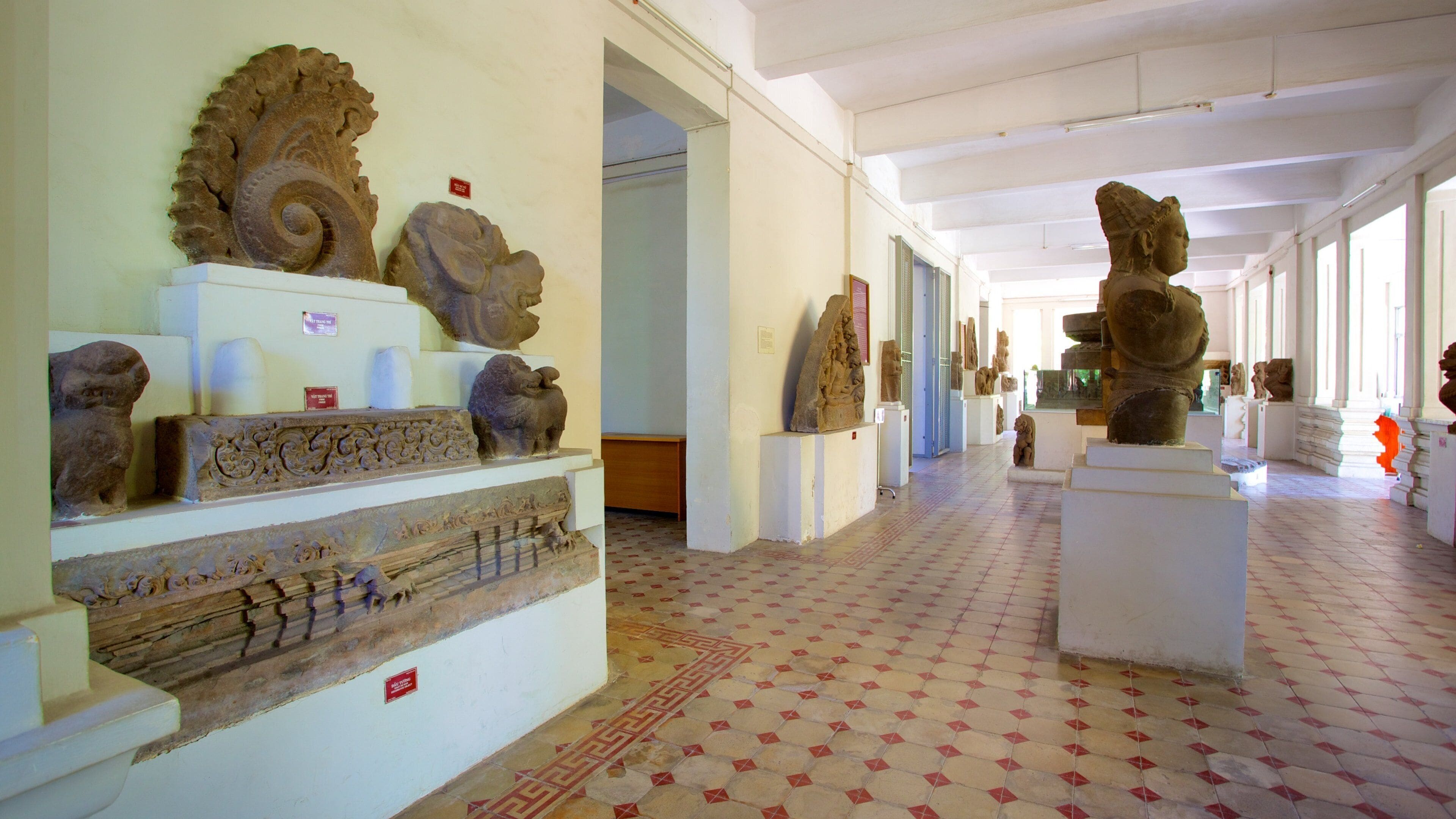 Museum of Cham Sculpture which includes a statue or sculpture, interior views and art