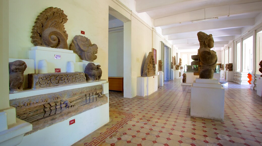 Museo de Escultura Cham ofreciendo vistas interiores, arte y una estatua o escultura