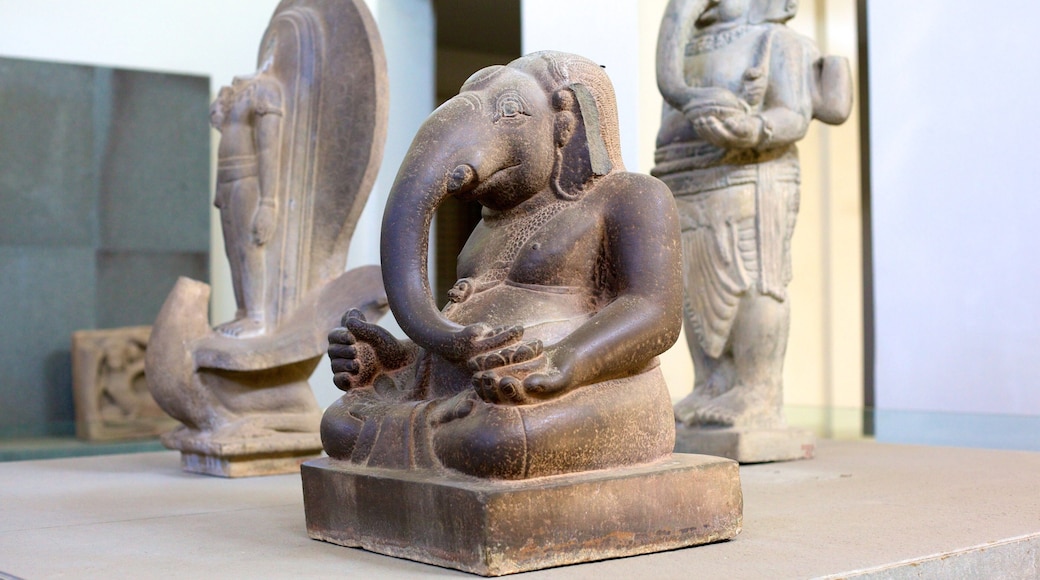 Museo de Escultura Cham mostrando vista interna, una estatua o escultura y arte