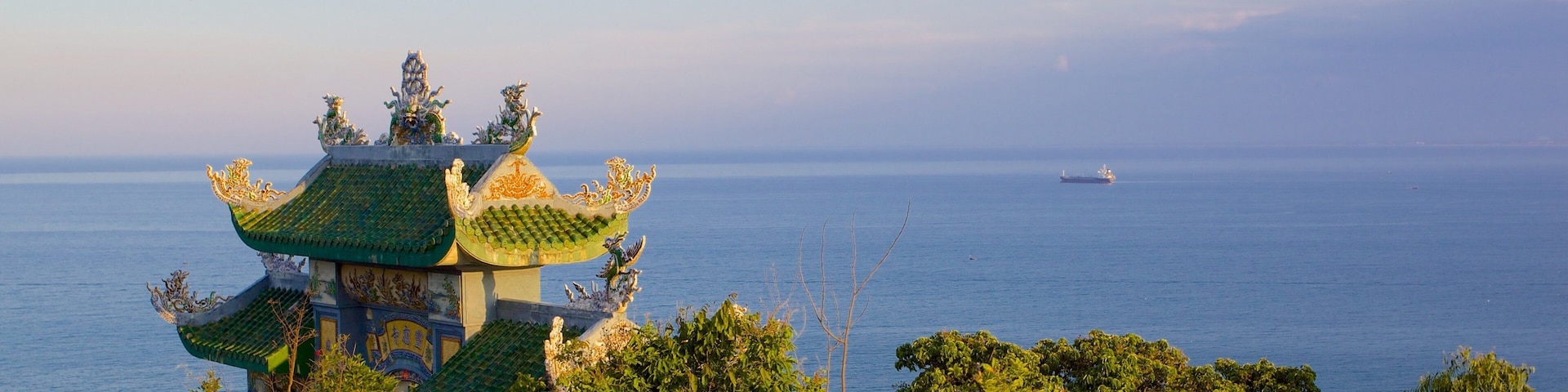 Son Tra Mountain que inclui paisagens litorâneas e um templo ou local de adoração
