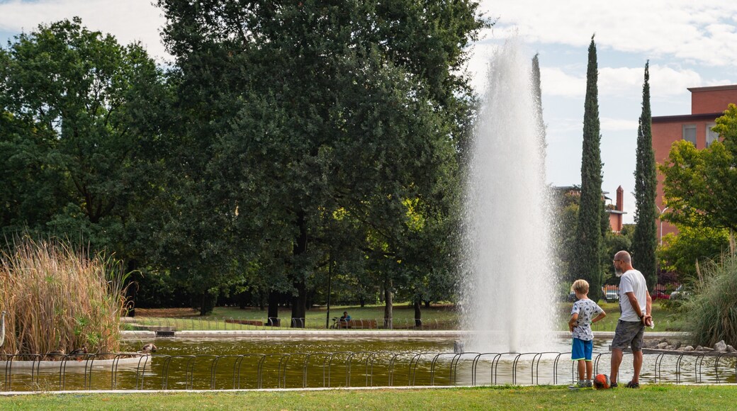 Isolotto showing a fountain and a pond as well as a family