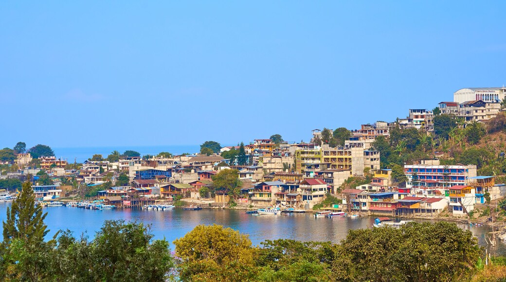 Bay of San Pedro la Laguna in Guatemala / Mystic mood on foggy day at Lake Atitlan