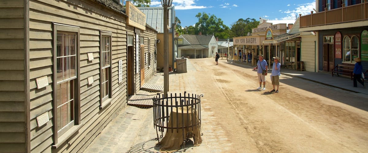 Sovereign Hill showing street scenes and heritage architecture as well as a small group of people
