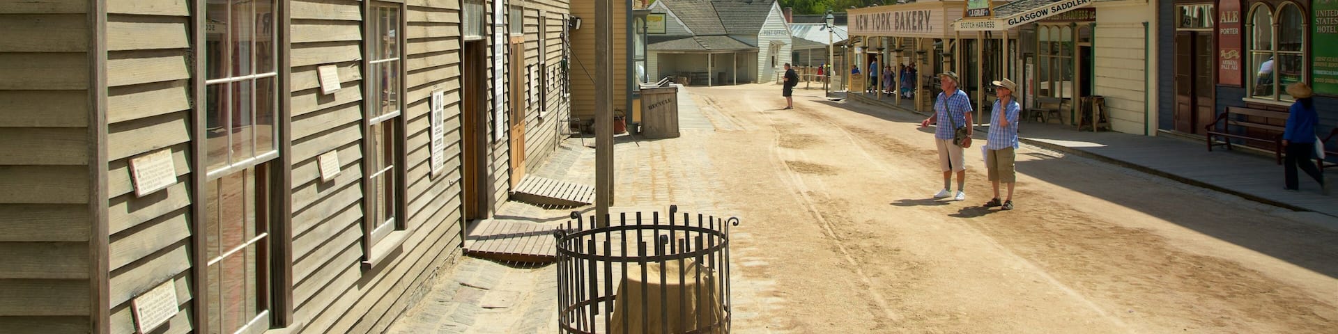 Sovereign Hill showing street scenes and heritage architecture as well as a small group of people