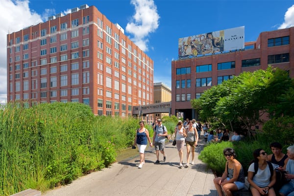 The High Line Park og byder på en park såvel som en lille gruppe mennesker