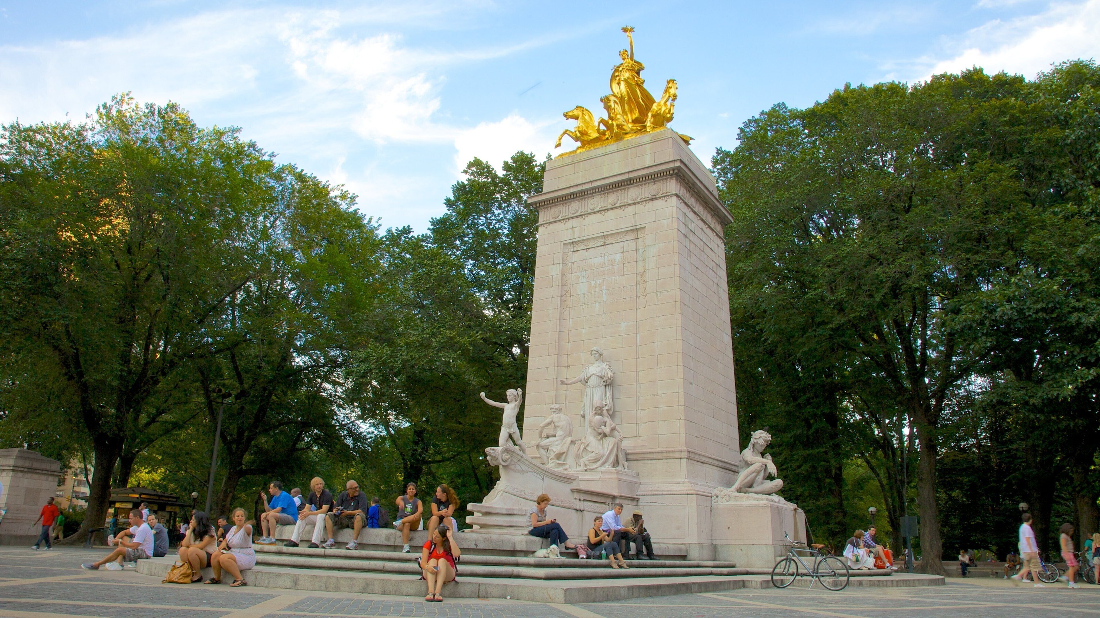 Columbus Circle montrant monument et statue ou sculpture
