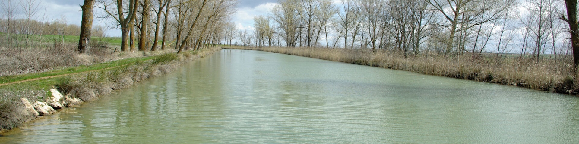 Canal de Castilla near Medina de Rioseco (Valladolid, Spain)