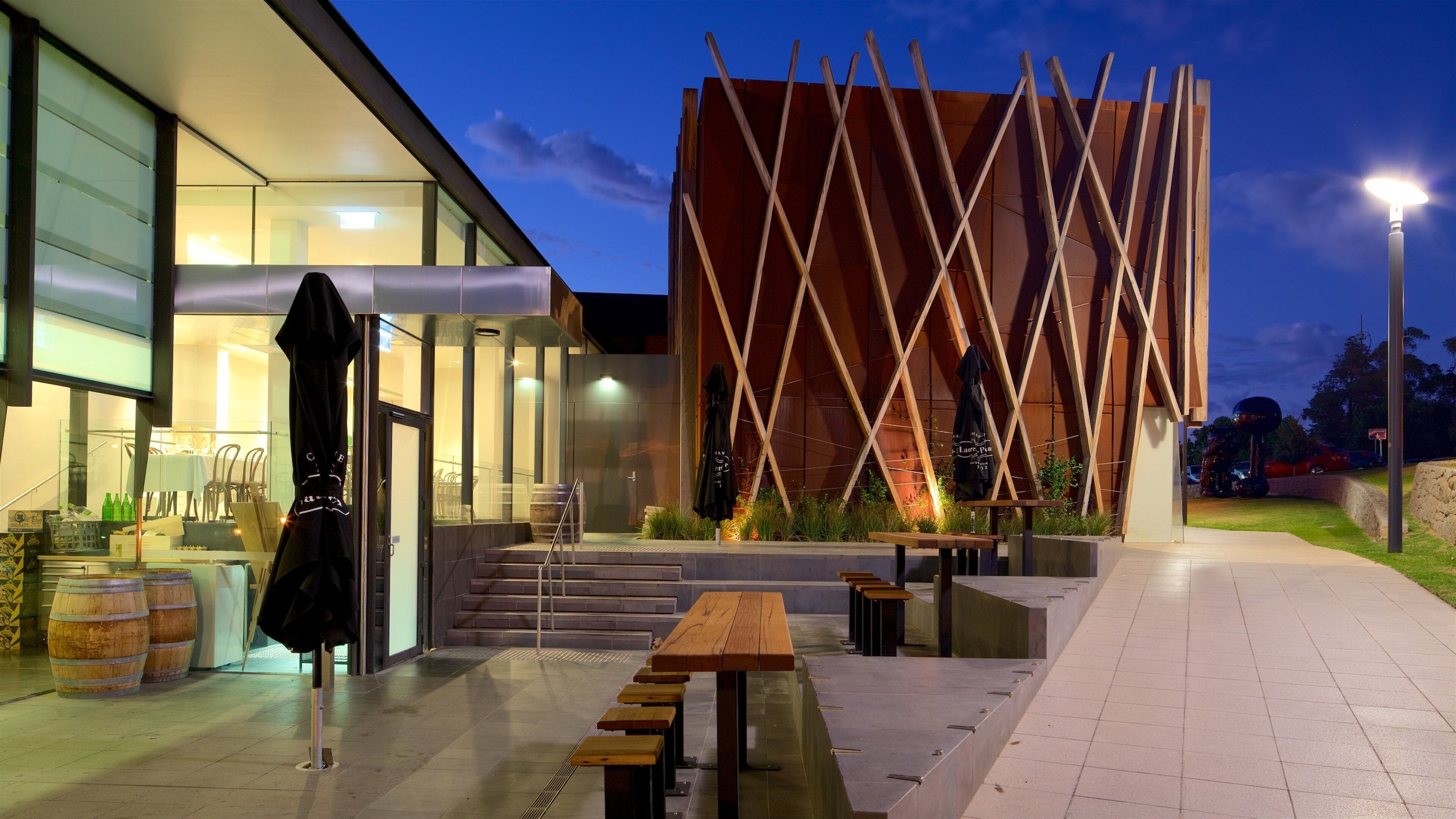 Bendigo Art Gallery que incluye una puesta de sol y arquitectura moderna