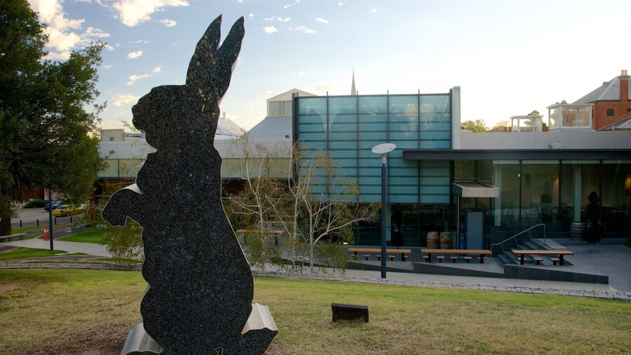 Bendigo Art Gallery ofreciendo una estatua o escultura
