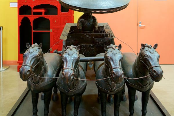 Golden Dragon Museum which includes heritage elements and interior views