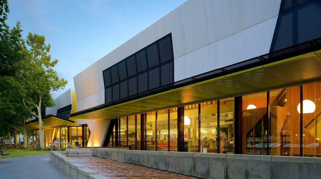 Bendigo Library que incluye un edificio administrativo, una puesta de sol y arquitectura moderna