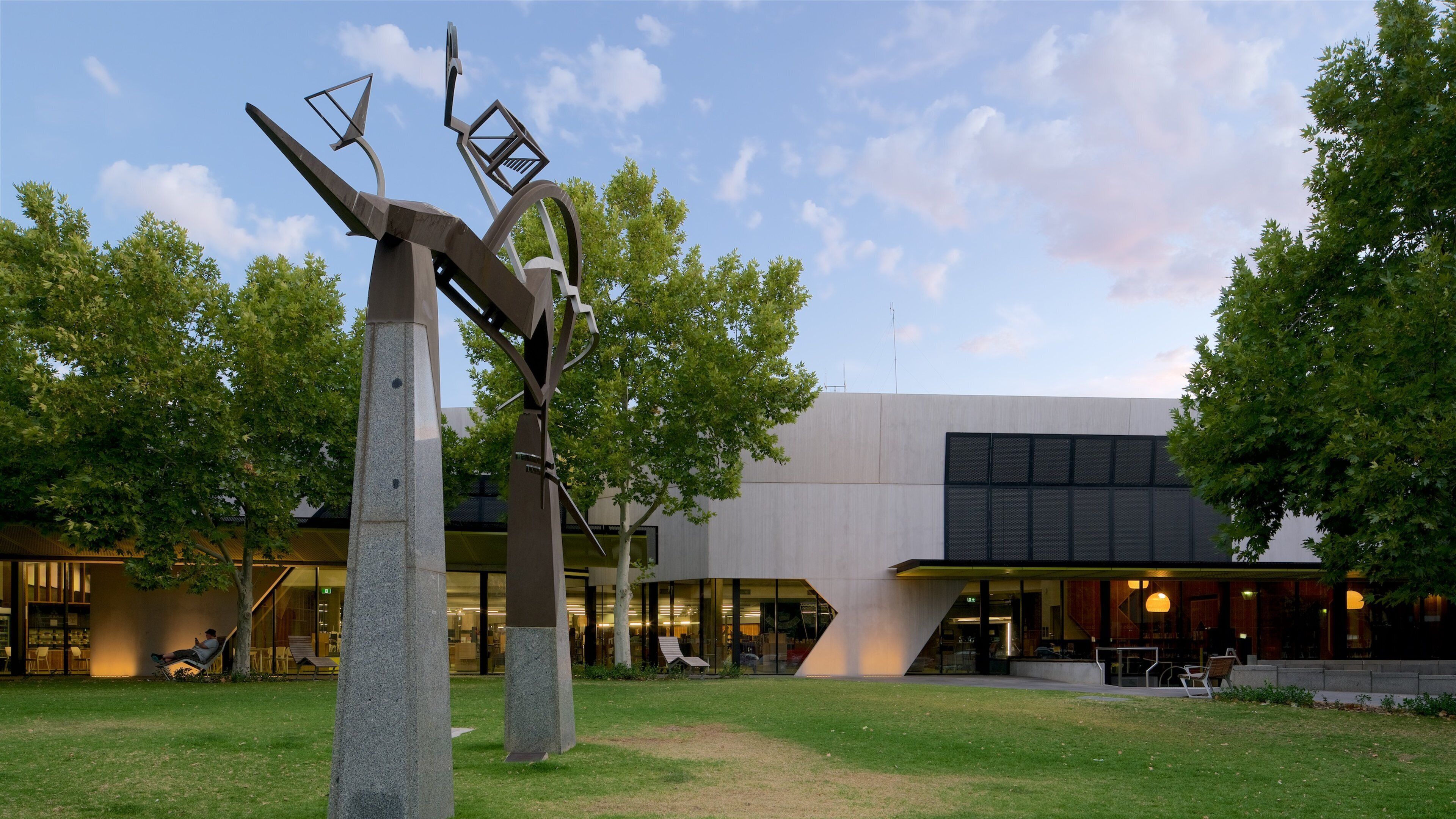 Bendigo Library caracterizando um jardim, arte ao ar livre e um edifício administrativo