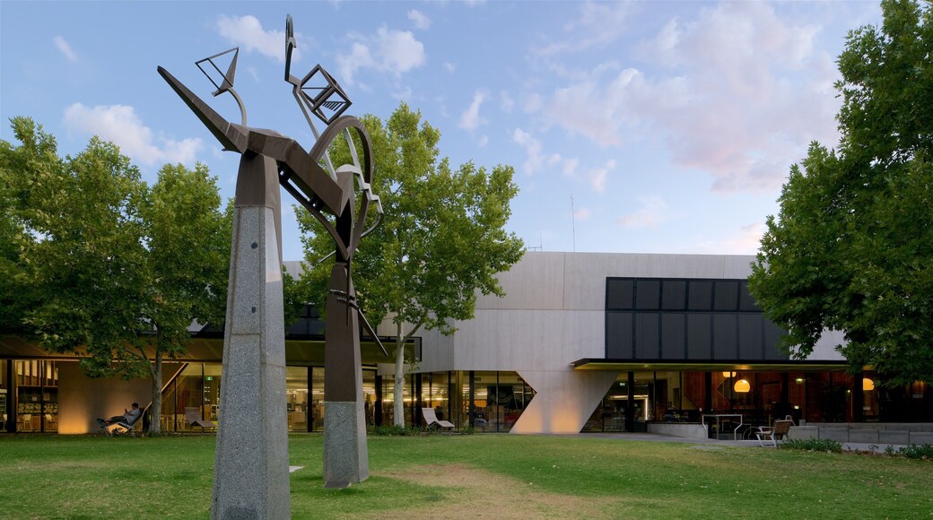 Bendigo Library mostrando arte al aire libre, un edificio administrativo y un parque
