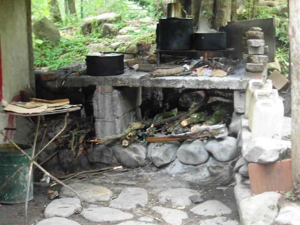 Cocina con fuego a leña, al estilo de los lugareños.