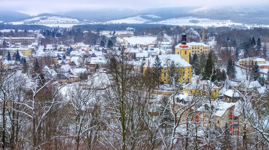 die Stadt Großschönau im Winter, Sachsen in Deutschland - the town Grossschoenau in winter with many snow, Saxony