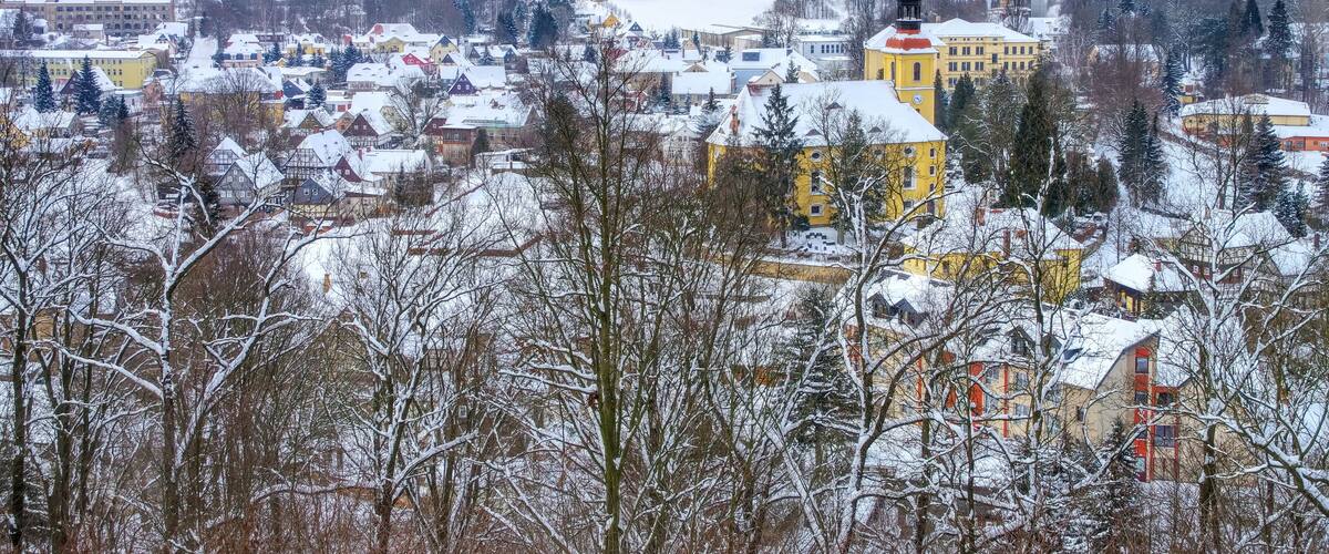 die Stadt Großschönau im Winter, Sachsen in Deutschland - the town Grossschoenau in winter with many snow, Saxony