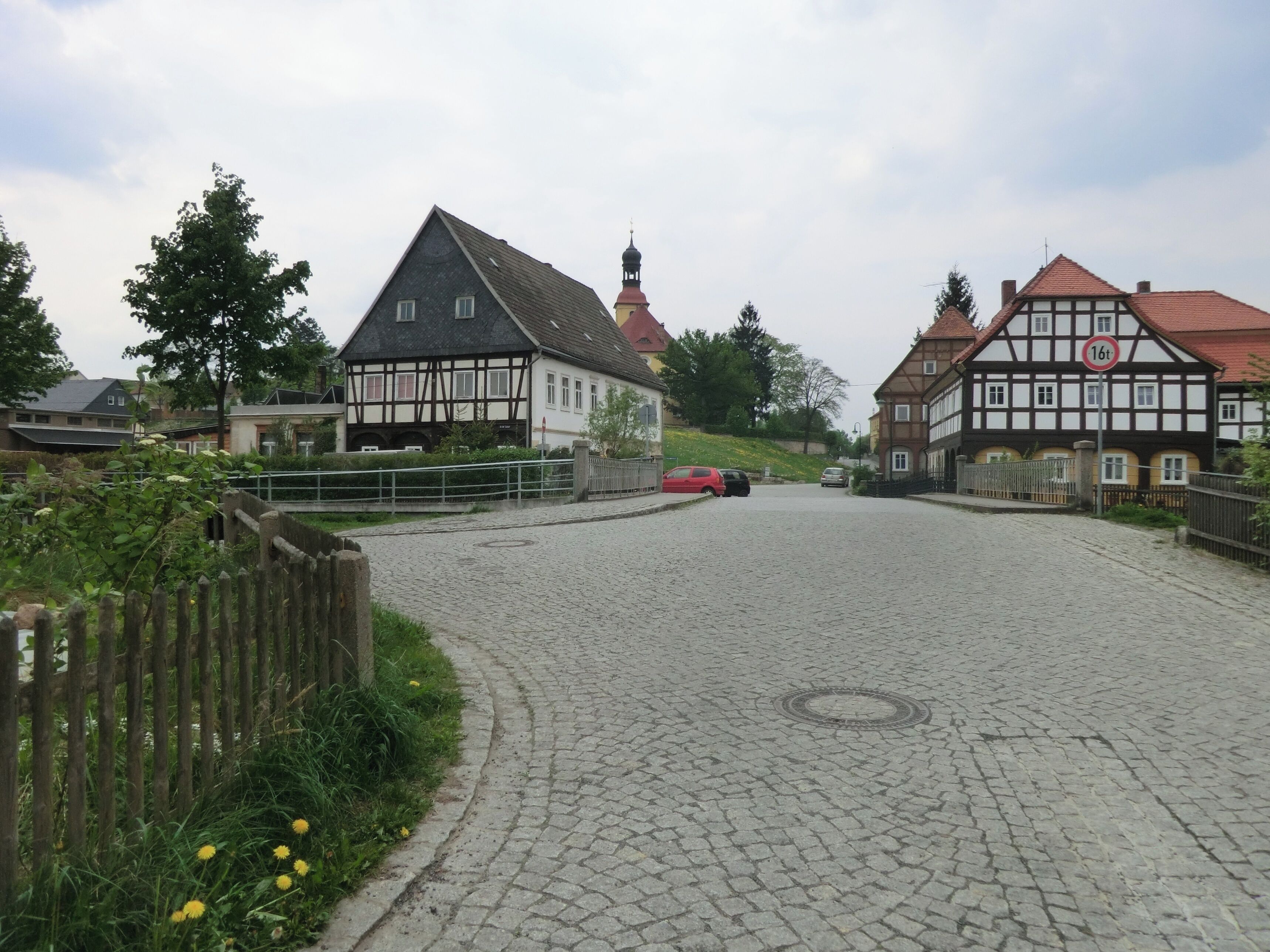 Großsch önau (Sachsen), Theodor-Haebler-Straße 42, 17, 19 - Blick Richtung Kirche