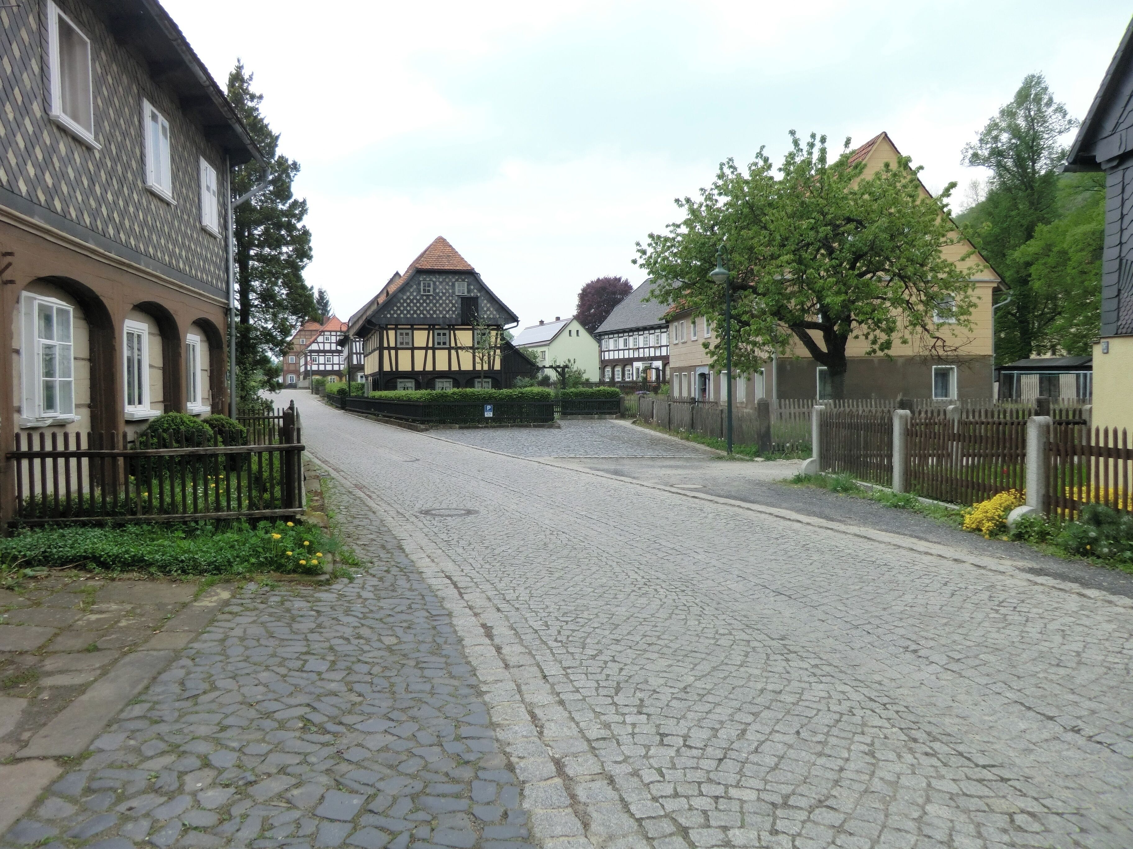 Großschönau (Sachsen), Theodor-Haebler-Straße, Theodor-Haebler-Straße 25 (mitte), 27 (rechts)