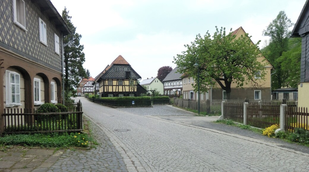 Großschönau (Sachsen), Theodor-Haebler-Straße, Theodor-Haebler-Straße 25 (mitte), 27 (rechts)