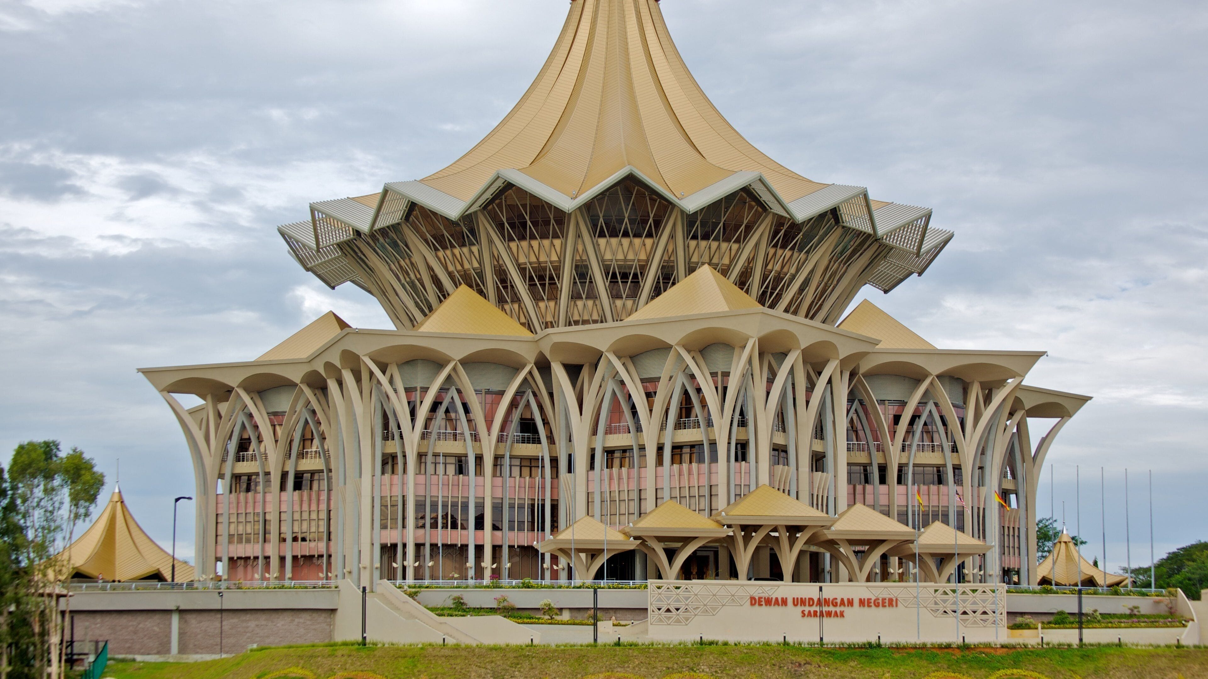 Kuching which includes modern architecture