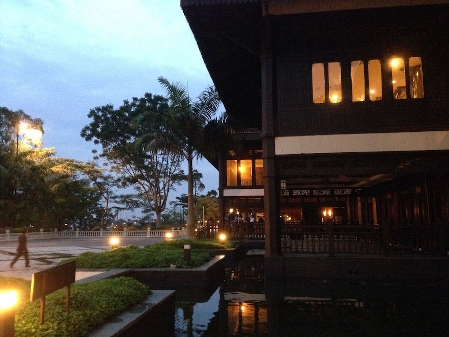 This is a beautiful hotel but don't be deceived by the look. Service is bad, room poorly maintained and buffet selection much to be desired #blacklisted