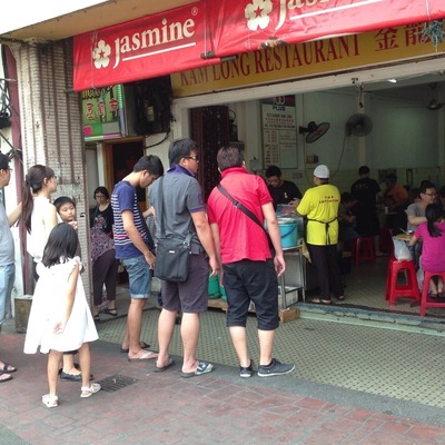 Heard that the curry fish head here is superb. I haven't try it cos of the long queue when I was there. The many people waiting is a testimony by itself.