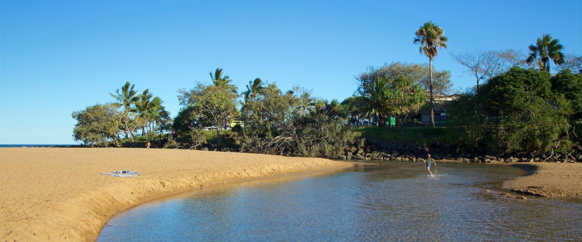 Praia Kelly caracterizando uma praia de areia e um rio ou córrego