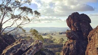 Paisaje rocoso con grandes piedras y vegetación escasa.