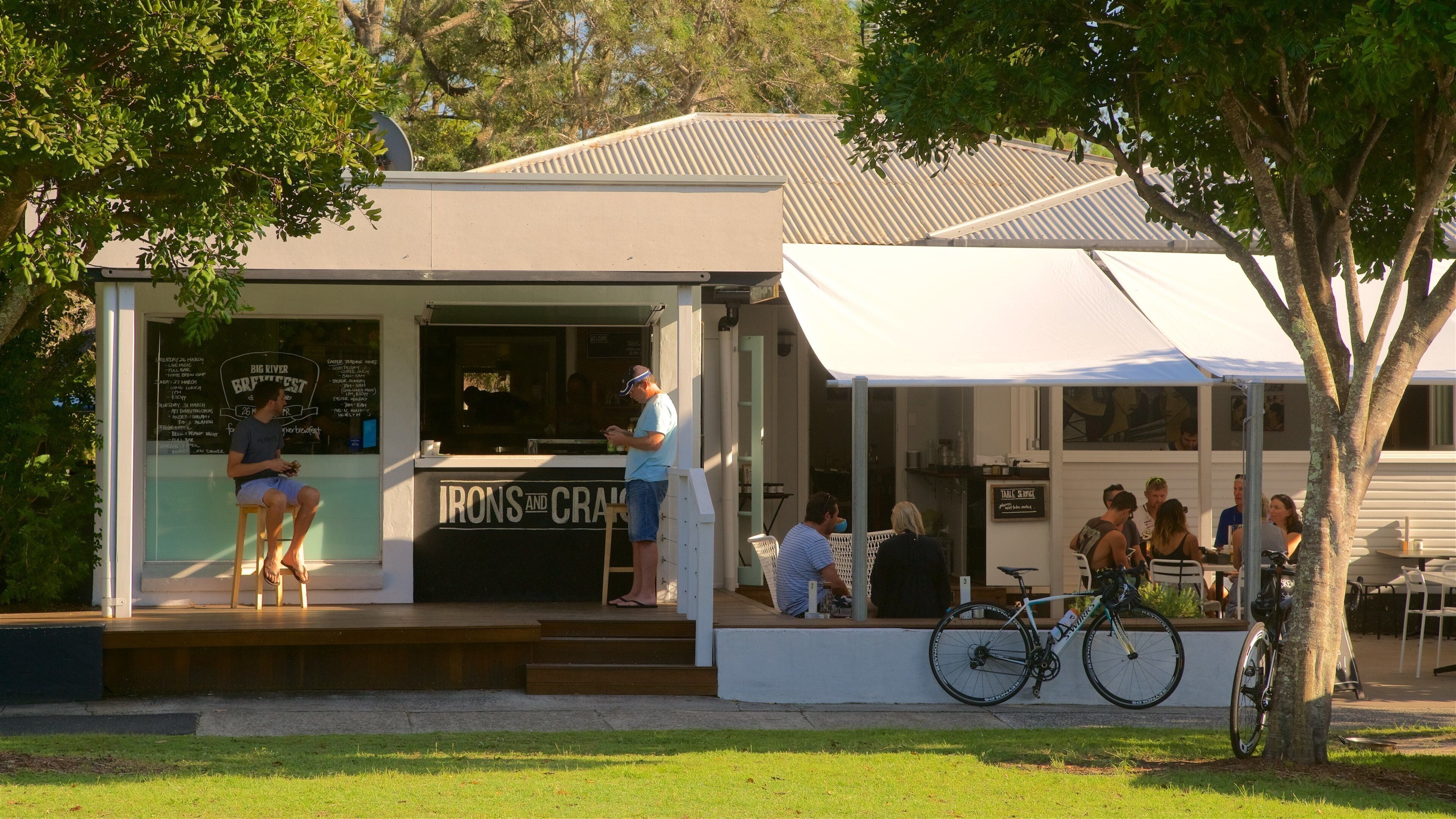 Yamba featuring cafe scenes and street scenes