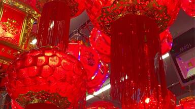 Lanternas vermelhas com detalhes dourados em uma decoração festiva.