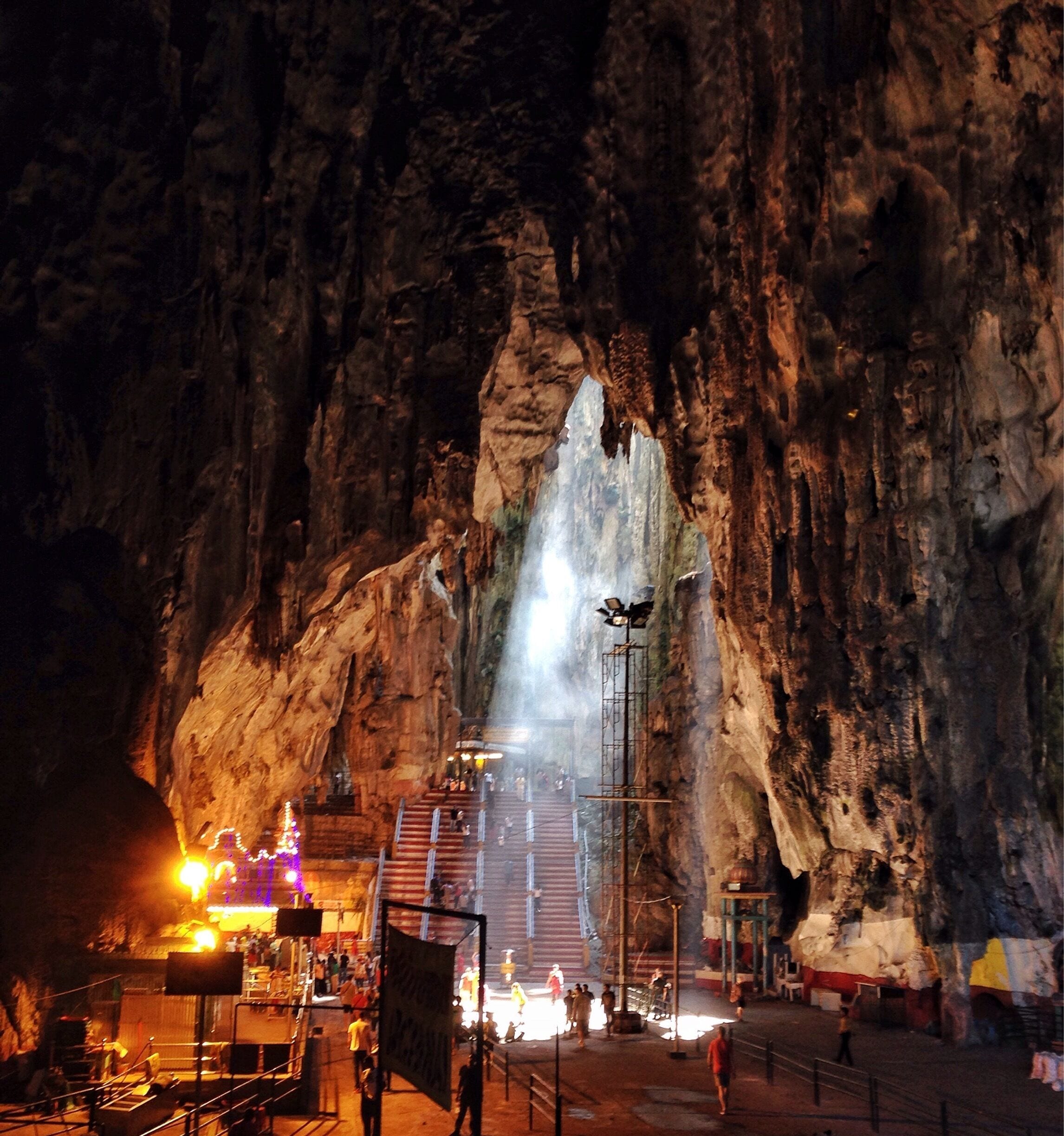 Una cueva con una abertura amplia y una escalera que conduce al interior.