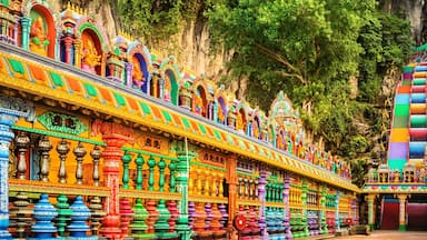 Un templo colorido con tallados intrincados y estatuas.