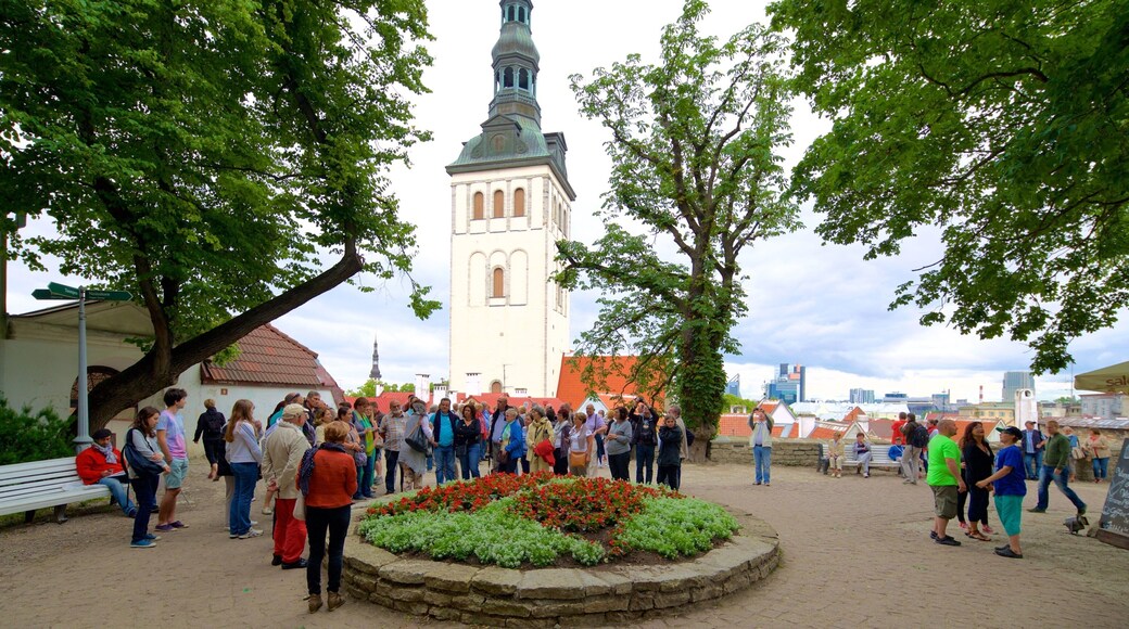 Tallinn presenterar historisk arkitektur och ett torg