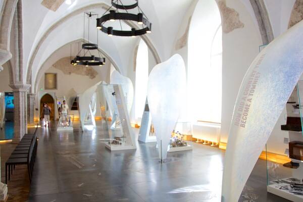 Tallinn welches beinhaltet historische Architektur und Innenansichten