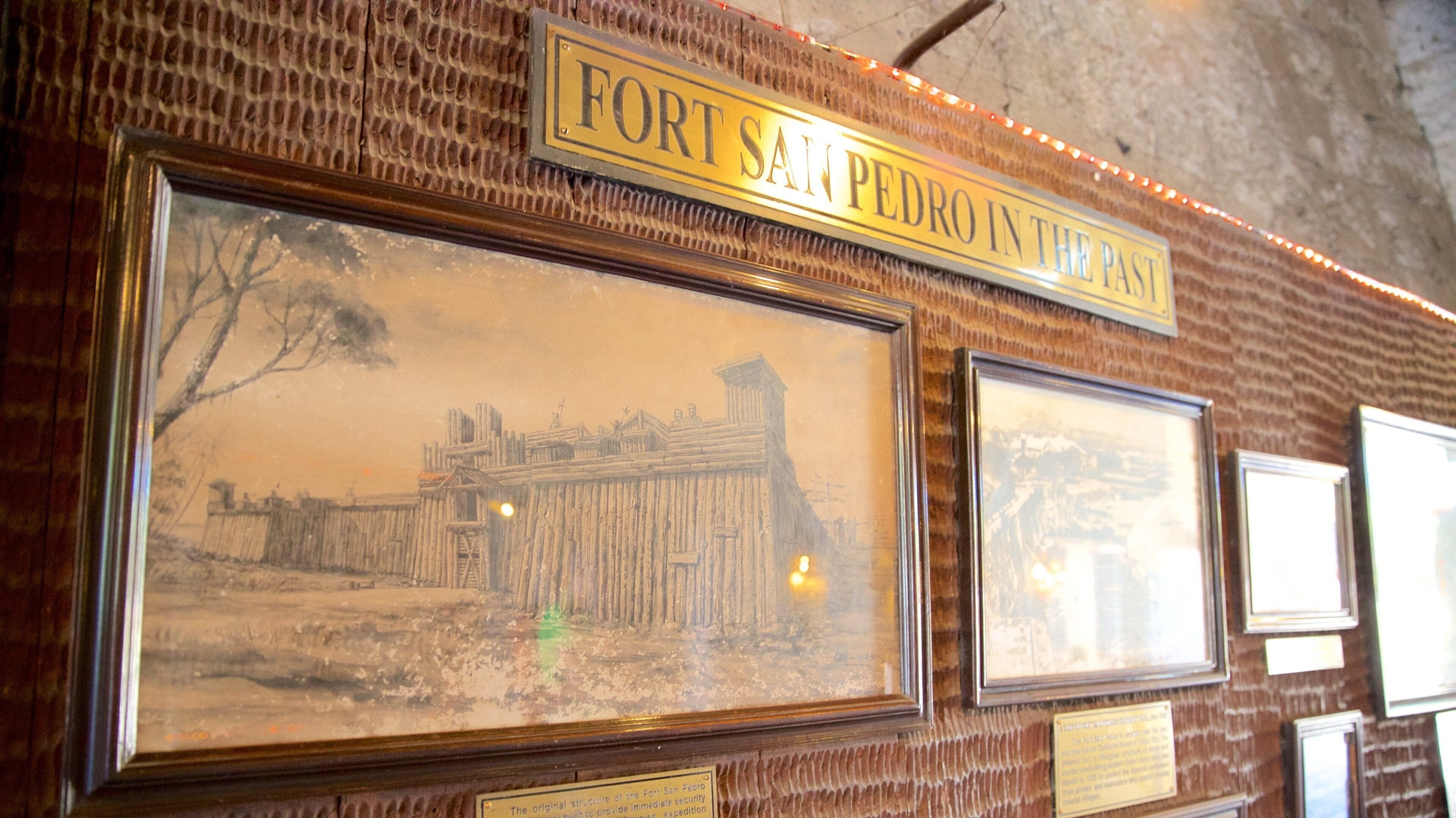 Fort San Pedro som inkluderer skilt og kunst