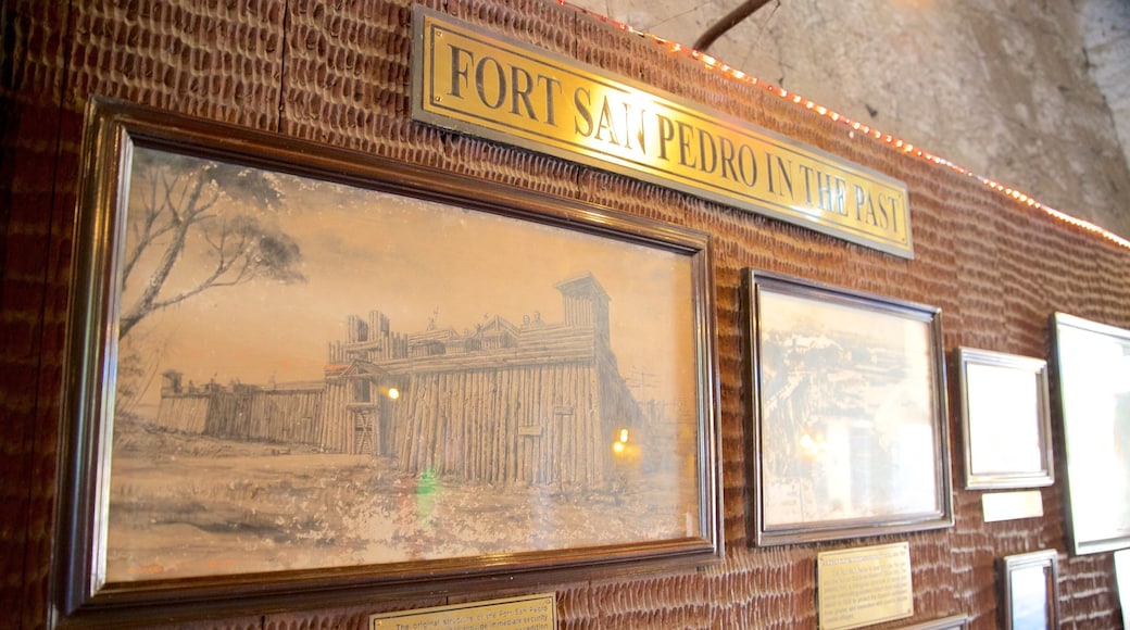 Fort San Pedro som inkluderer skilt og kunst